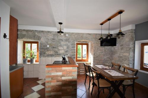 Apartments Villa Serventiにあるキッチンまたは簡易キッチン
