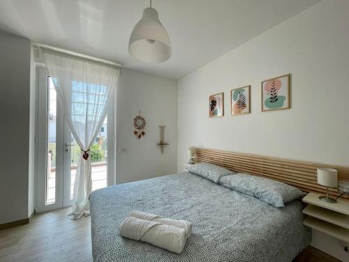 ein weißes Schlafzimmer mit einem großen Bett und einem Fenster in der Unterkunft Casa in centro Ischia Porto Forever Four in Ischia