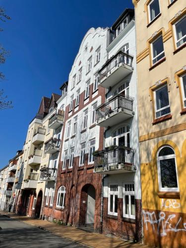 ein Apartmenthaus mit Graffiti nebeneinander in der Unterkunft Möbiliertes wohnen auf dem Sandberg in Flensburg