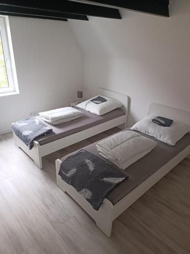 two beds sitting in a room with at Ferienwohnung Herzberg in Loxstedt