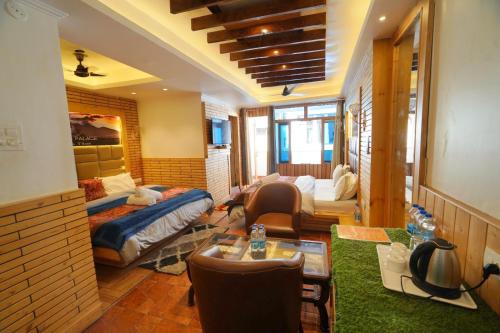 เตียงในห้องที่ Lord Krishna Boutique Stay