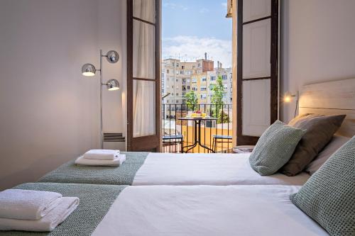 バルセロナにあるHabitat Apartments Barcelona Balconiesのベッドルーム(大型ベッド1台、バルコニー付)