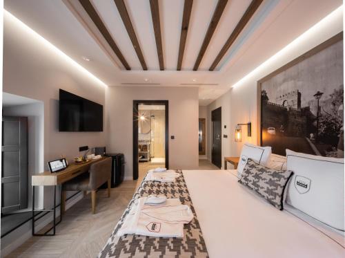 a hotel room with a bed and a desk at Hotel Santo Crist La Ciudadela Marbella in Marbella