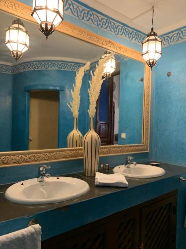 ein Badezimmer mit zwei Waschbecken und einem großen Spiegel in der Unterkunft Riad Malida Marrakech in Marrakesch