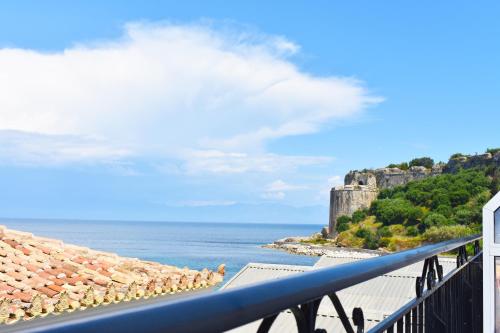 balcón con vistas al océano en Apartments Xenios Zeus 1 en Koroni