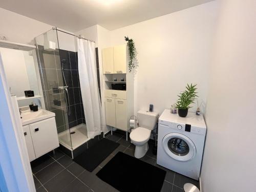 a bathroom with a toilet and a washing machine at COSY TORCY entre Paris et Disney in Torcy