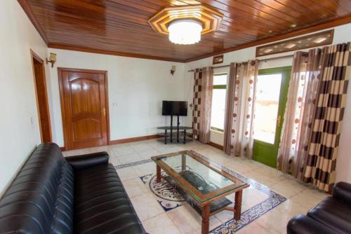 een woonkamer met een bank en een glazen tafel bij SILVER HOTEL APARTMENT Near Kigali Convention Center 10 minutes in Kigali