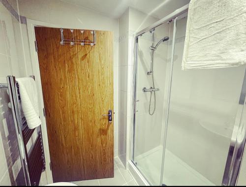 um chuveiro com uma porta de vidro na casa de banho em The Lincoln Apartment 2023 NEW-BUILD em Oxford
