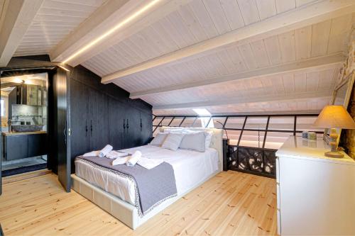 Art Loft Venetian Well Suite