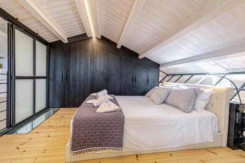 Art Loft Venetian Well Suite
