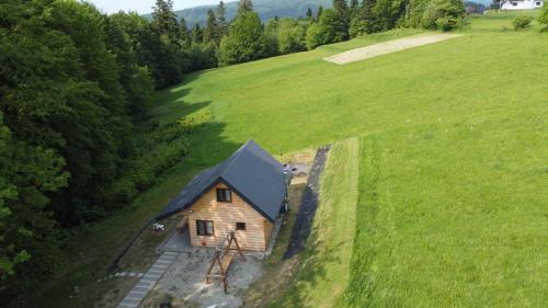 een luchtfoto van een klein huis in een veld bij Chata DUDZIAKÓWKA in Werlas