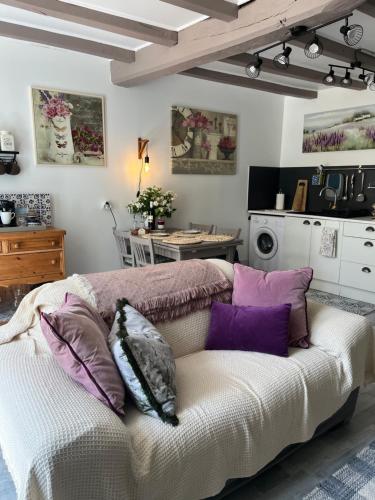 Gallery image of La Colline de Tilleul - Les Tilleuls - 4 STAR RATED - stunning cottage with pool near Aubeterre in idyllic location in Saint-Romain
