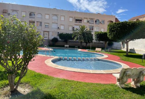 Apartamento en urbanizacion con piscina y jardin en Torrevieja 5 minutos de la playa