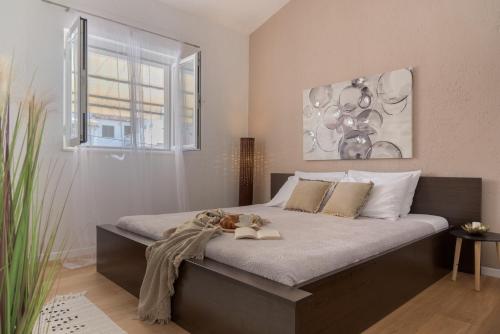 een slaapkamer met een bed met een teddybeer erop bij Cozy Apartment - 100m from the beach Punta in Pakoštane