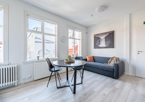 uma sala de estar com um sofá e uma mesa em Ingolfsstræti Apartments by Heimaleiga em Reykjavík