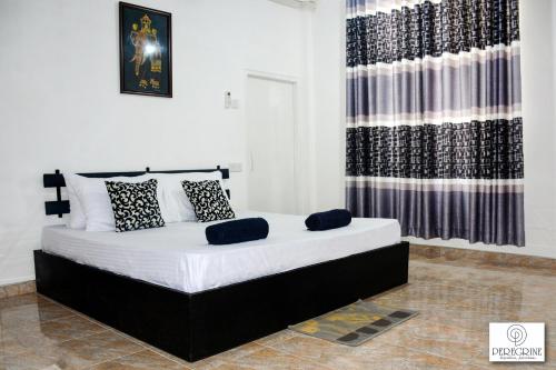 Ένα ή περισσότερα κρεβάτια σε δωμάτιο στο PEREGRINE Villa