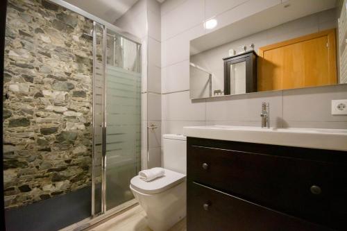 uma casa de banho com um WC, um lavatório e um chuveiro em For Your Rentals Nice And Cozy Apartment Near Isla Azul-Madrid ATA5D em Madri