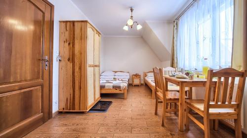 Posteľ alebo postele v izbe v ubytovaní VisitZakopane - City Apartments