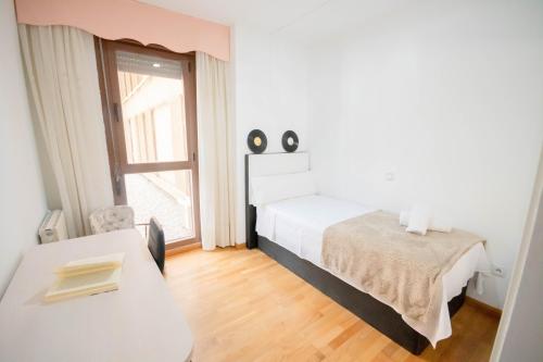 um quarto branco com uma cama e uma janela em For Your Rentals Nice And Cozy Apartment Near Isla Azul-Madrid ATA5D em Madri