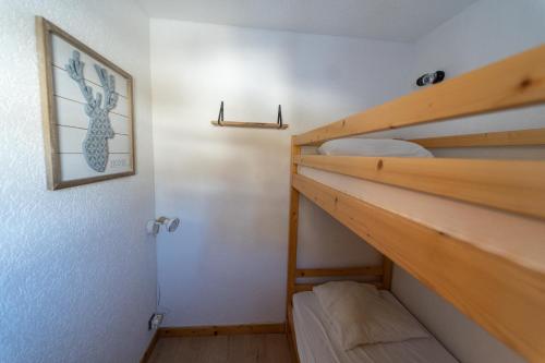 a room with two bunk beds and a ladder at Les Saisies appart 1 chambre au pied des pistes in Les Saisies