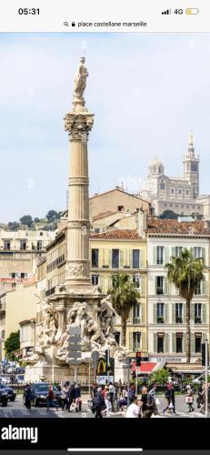 un grand monument au milieu d'une ville dans l'établissement Coin paisible, à Marseille