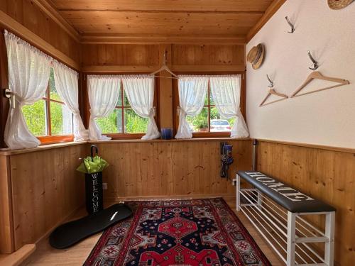 een kamer met een surfplank in een kamer met ramen bij Ferienwohnungen Mikula-Hubacek in Bad Aussee