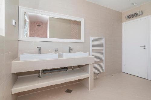 bagno con 2 lavandini e specchio di Apartment Robi a Umag (Umago)