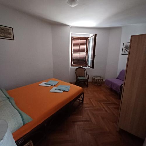 Una cama o camas en una habitación de APT. OLD TOWN