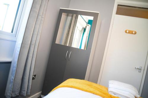 Ένα ή περισσότερα κρεβάτια σε δωμάτιο στο 2ndHomeStays- Willenhall-A Serene 3 Bed House with a Garden View-Suitable for Contractors and Families-Sleeps 9 - 7 mins to J10 M6 and 21 mins to Birmingham