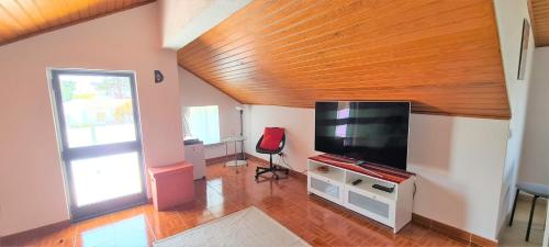 TV a/nebo společenská místnost v ubytování Sunny Deck ADULTS ONLY GetAway Caparica