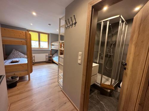 - Baño con ducha a ras de suelo junto a un dormitorio en Haus Tirol, en Leogang