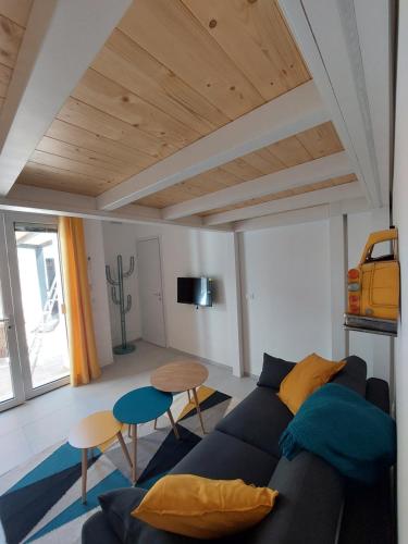 ein Wohnzimmer mit einem blauen Sofa und einem Tisch in der Unterkunft Curtigghiu Mondello in Mondello