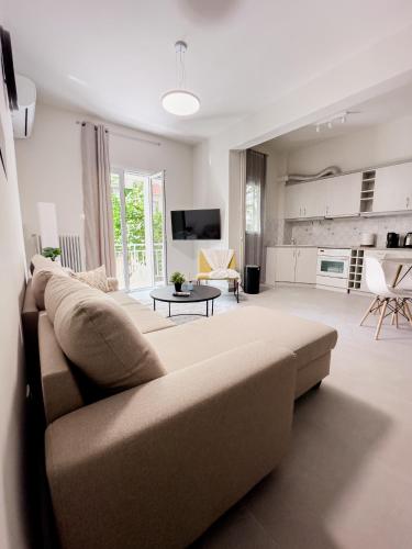Metro Chic Haven: Modernized Urban Studio near the Tram