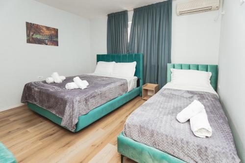 sypialnia z 2 łóżkami i ręcznikami w obiekcie New Apartment at New Bazaar - Tirana City Center w Tiranie
