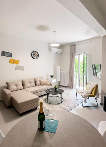 Metro Chic Haven: Modernized Urban Studio near the Tram