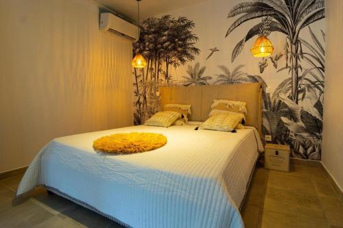 サント・リュスにあるVilla Zen & Calm - Magnifique Villa avec piscineのベッドルーム1室(大型ベッド1台、黄色い枕付)