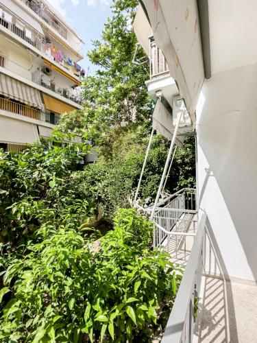 Metro Chic Haven: Modernized Urban Studio near the Tram