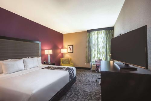 ein Hotelzimmer mit einem Bett und einem Flachbild-TV in der Unterkunft La Quinta by Wyndham Memphis Downtown in Memphis