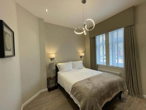 sypialnia z dużym łóżkiem i oknem w obiekcie Luxury 2 Bedroom Cottage w mieście West Calder