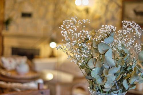 a vase filled with flowers in a room at Casona del Sol El Retorno I in Lastres
