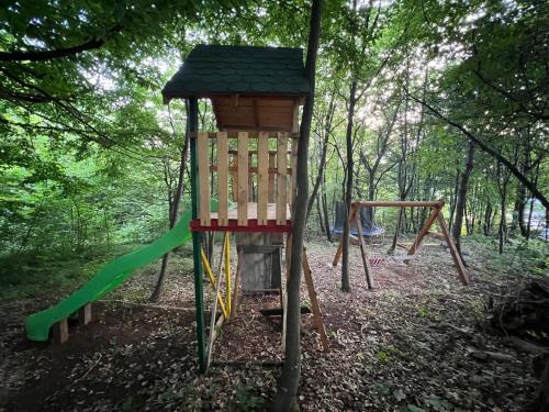 Kawasan permainan kanak-kanak di Villa White Dove Sarajevo