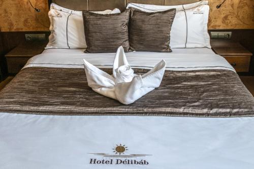 Una cama o camas en una habitación de Hotel Délibáb