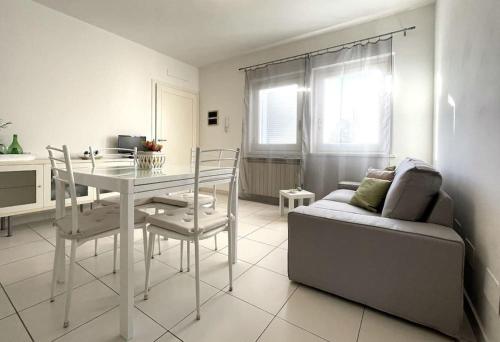 un salon avec une table et un canapé dans l'établissement appartamento la torre, à Pietrasanta
