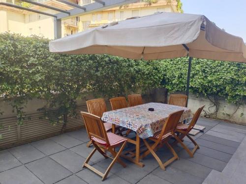 einen Tisch und Stühle mit Sonnenschirm auf einer Terrasse in der Unterkunft Casa vacanze Le Gardenie in Conegliano