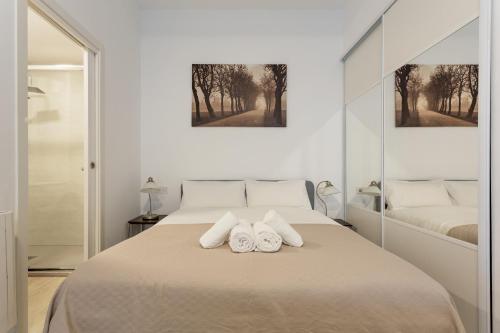 biała sypialnia z 2 ręcznikami na łóżku w obiekcie 1 bedroom 1 bathroom furnished - Av de America - studio - MintyStay w Madrycie