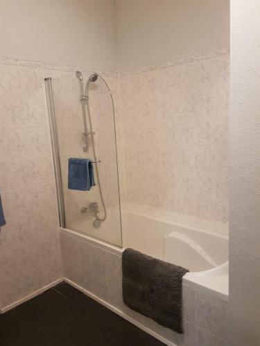 La salle de bains est pourvue d'une douche, d'une baignoire et d'un lavabo. dans l'établissement Maison Aunac, à Aunac