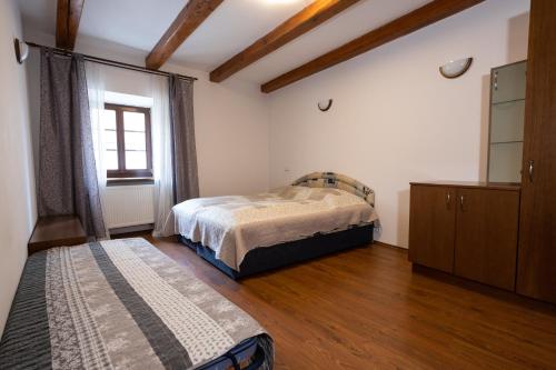 Ένα ή περισσότερα κρεβάτια σε δωμάτιο στο Apartments 3 in the historic part of Znojmo