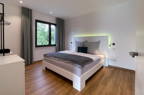 Postel nebo postele na pokoji v ubytování MEH18 _ neues Ferienapartment in Seenähe