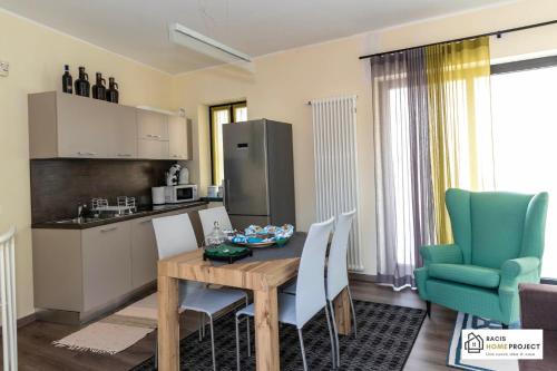 Casa Valentino - Appartamento con vista في Madonna del Sasso: مطبخ وغرفة طعام مع طاولة وكراسي