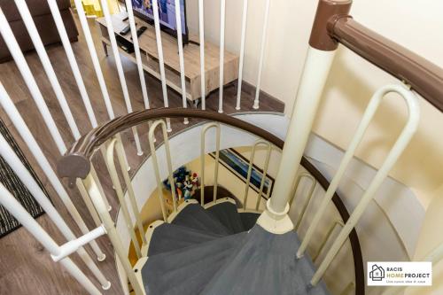 - une vue sur un escalier en colimaçon avec un parasol dans l'établissement Casa Valentino - Appartamento con vista, à Madonna del Sasso